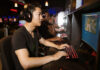 จอโค้งกับจอแบน: เล่นเกมต่างกันยังไง? เจาะลึกความจริงที่นักเล่นเกมต้องรู้ จอโค้งกับจอแบน: เล่นเกมต่างกันยังไง? เจาะลึกความจริงที่นักเล่นเกมต้องรู้