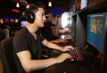 จอโค้งกับจอแบน: เล่นเกมต่างกันยังไง? เจาะลึกความจริงที่นักเล่นเกมต้องรู้ จอโค้งกับจอแบน: เล่นเกมต่างกันยังไง? เจาะลึกความจริงที่นักเล่นเกมต้องรู้