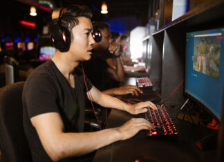 จอโค้งกับจอแบน: เล่นเกมต่างกันยังไง? เจาะลึกความจริงที่นักเล่นเกมต้องรู้ จอโค้งกับจอแบน: เล่นเกมต่างกันยังไง? เจาะลึกความจริงที่นักเล่นเกมต้องรู้