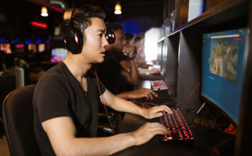 จอโค้งกับจอแบน: เล่นเกมต่างกันยังไง? เจาะลึกความจริงที่นักเล่นเกมต้องรู้ จอโค้งกับจอแบน: เล่นเกมต่างกันยังไง? เจาะลึกความจริงที่นักเล่นเกมต้องรู้