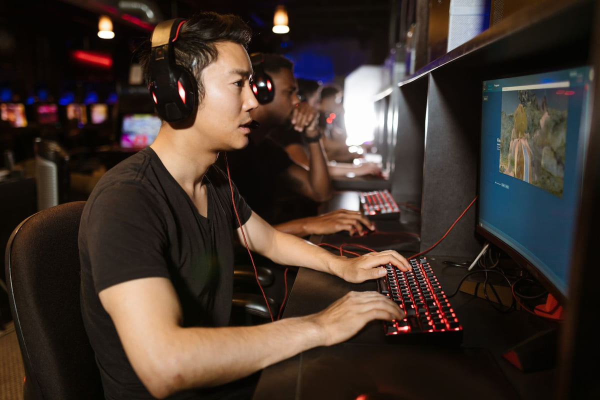 จอโค้งกับจอแบน: เล่นเกมต่างกันยังไง? เจาะลึกความจริงที่นักเล่นเกมต้องรู้